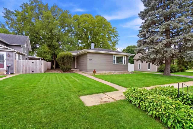 1009 E  2nd St, Washington, IA 52353