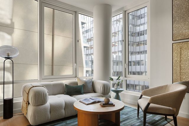 135 E  47th St #17D, New York, NY 10017