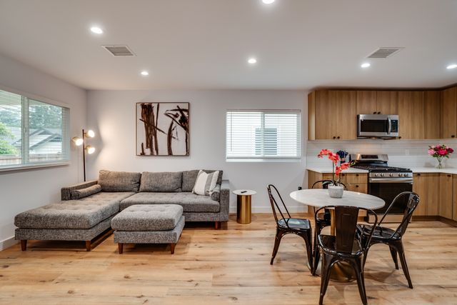 2090 Santa Rosa Ave, Altadena, CA 91001