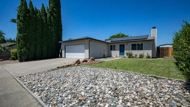 655 W Creekside Circle, Dixon, CA 95620