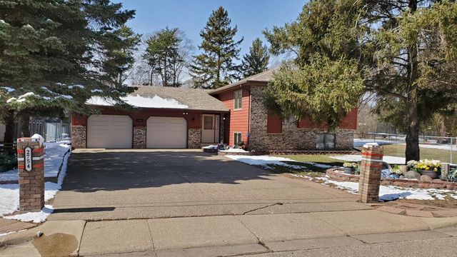 2754 Hamlet Ave N, Oakdale, MN 55128