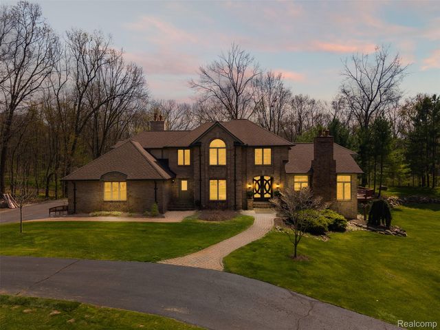 561 Valley Dr, Milford, MI 48381