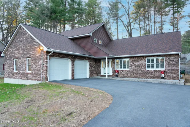 6 Crown Pt., Ballston Lake, NY 12019