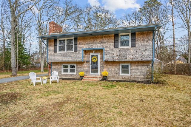 34 Bee Ln, Barnstable, MA 02630