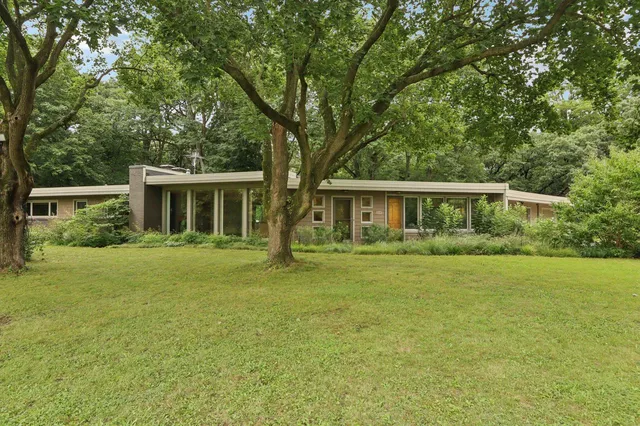 1009 Spring Valley ROAD, Burlington, WI 53105