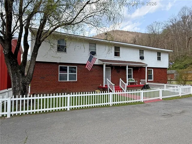 41 Flat Top Camp Rd, Wharton, WV 25208