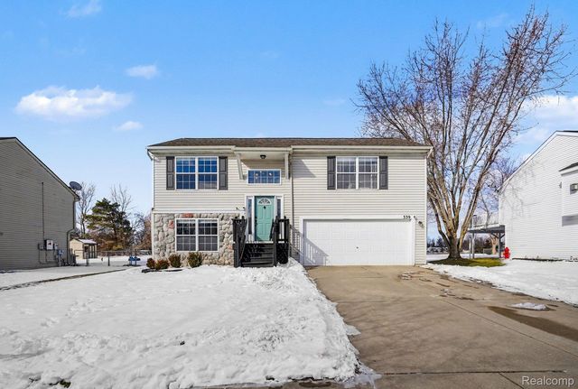 339 Andover Woods Dr, Fenton, MI 48430