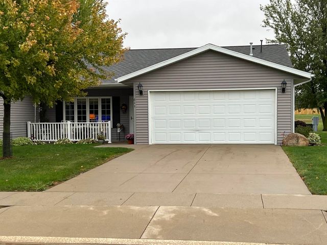 611 Spruce Dr, Independence, IA 50644
