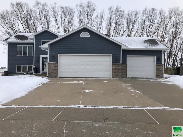 1910 Country Club Dr, Elk Point, SD 57025