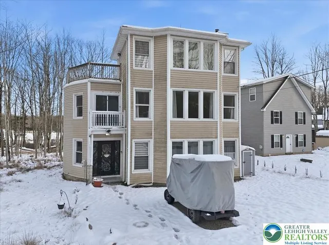 7814 Lake Shore Dr, Pocono Lake, PA 18347