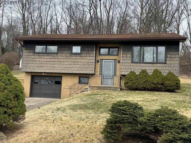 216 Maplewood Dr, Johnstown, PA 15904
