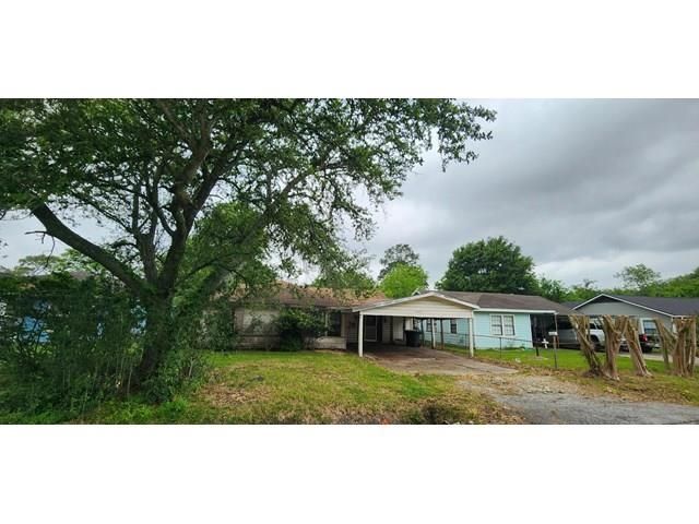 2470 S  8th St, Beaumont, TX 77701