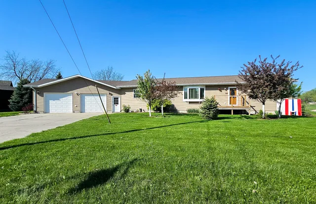412 Spillway Dr, Pickstown, SD 57367