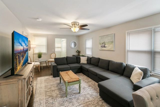 305 W  Park Ave #1, Libertyville, IL 60048