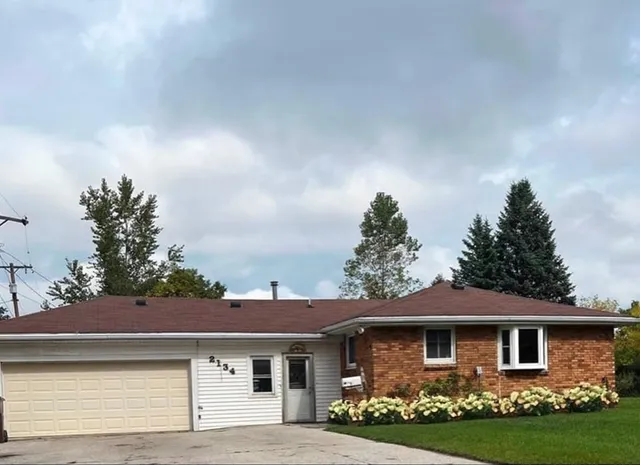 2134 Mara Dr, Kawkawlin, MI 48631