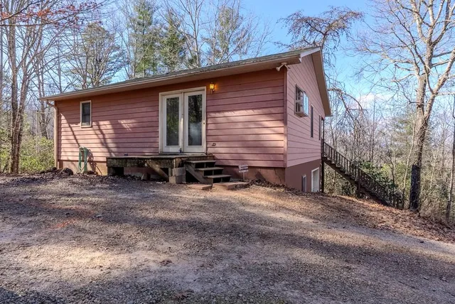 540 Henderson Rd, Franklin, NC 28734