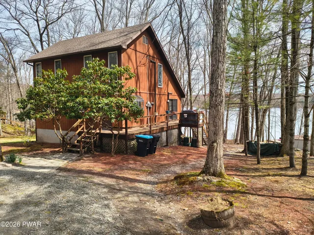 212 Fawn Lake Dr, Hawley, PA 18428