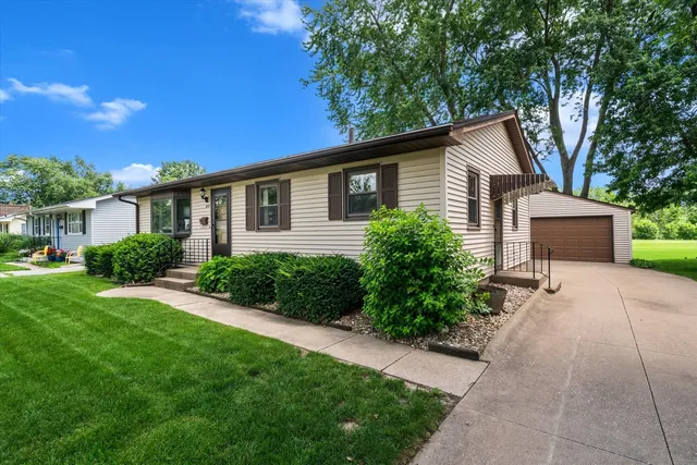 2115 W  34th St, Davenport, IA 52806