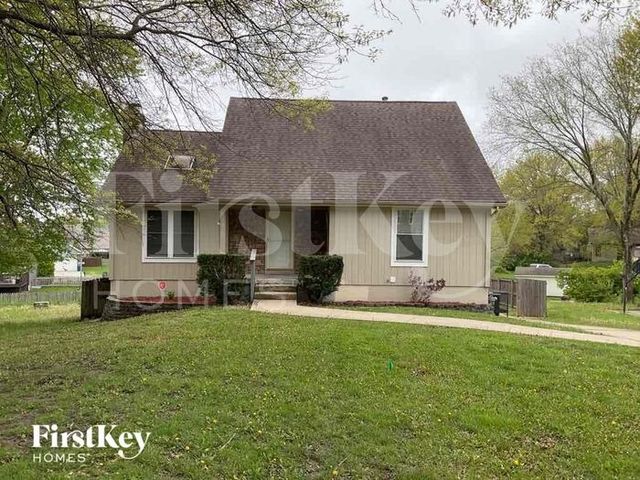 916 Valley Woods Dr, Grain Valley, MO 64029
