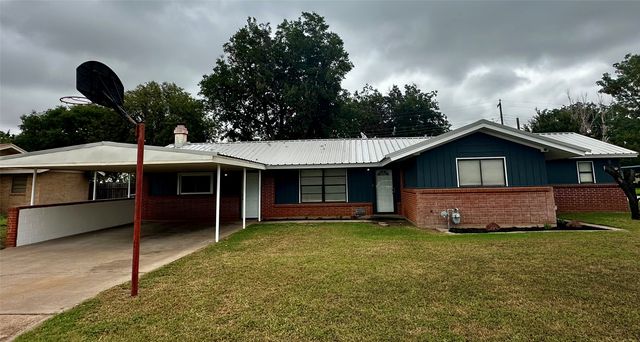 1204 N  Park St, Seymour, TX 76380