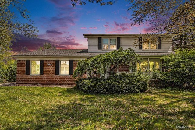 2625 Plum Brook Dr, Bloomfield Hills, MI 48304