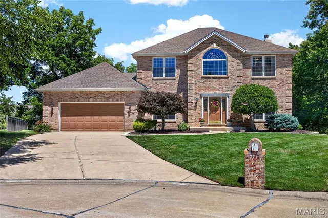320 Huntleigh Manor Dr, Saint Charles, MO 63303