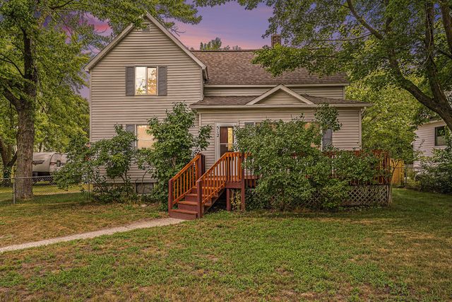 512 5th St, Spring Lake, MI 49456