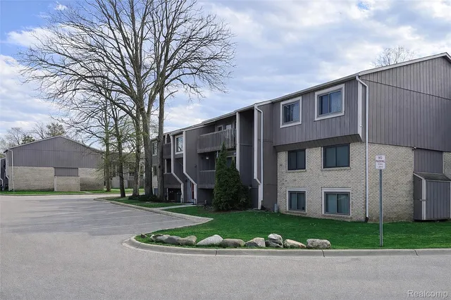 29860 W  12 Mile Rd #604, Farmington Hills, MI 48334