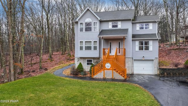 135 Fall Ct, Dingmans Ferry, PA 18328