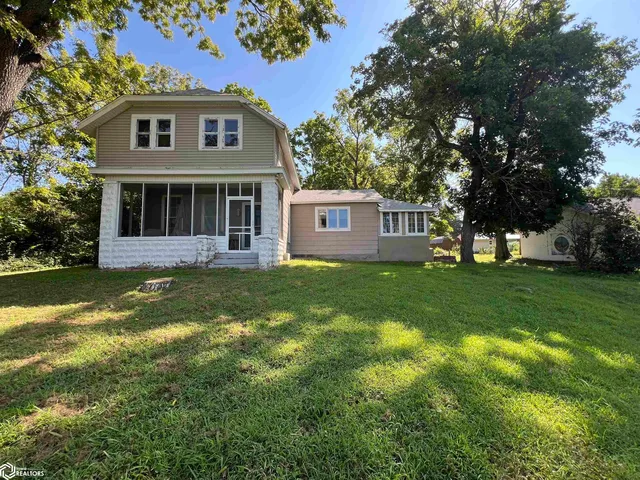 860 N  5th St, Hamilton, IL 62341