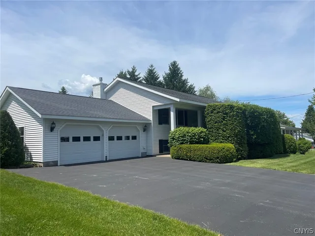 576 Stoneleigh Rd, Oneida, NY 13421