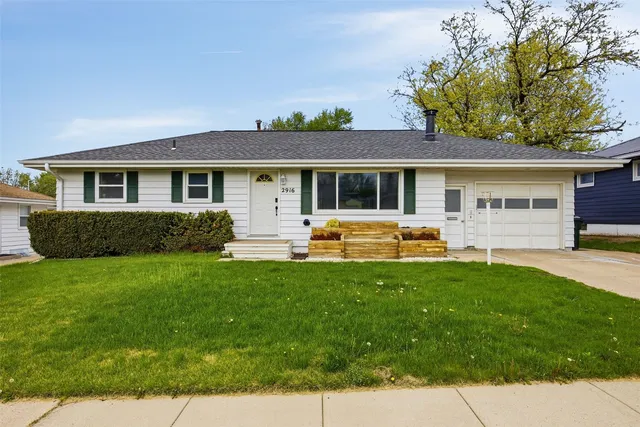 2916 Schultz Dr NW, Cedar Rapids, IA 52405