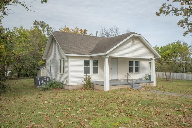 610 Delaware St, Neosho, MO 64850