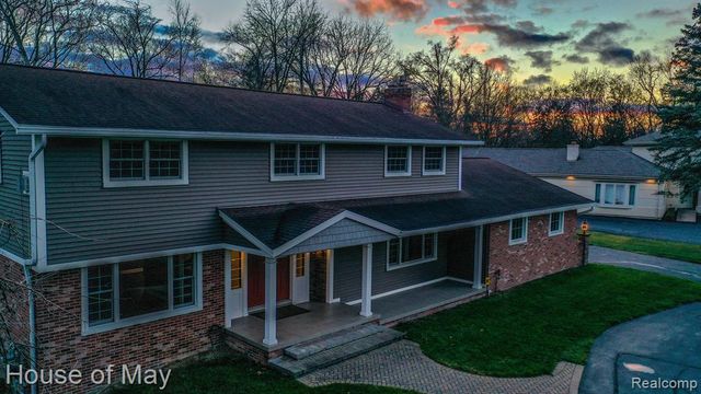 4511 Lakeview Ct, Bloomfield Hills, MI 48301