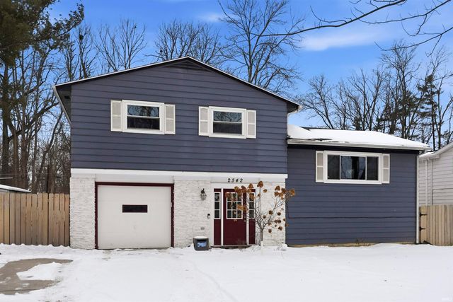 2542 Deerwood Dr, Fort Wayne, IN 46825