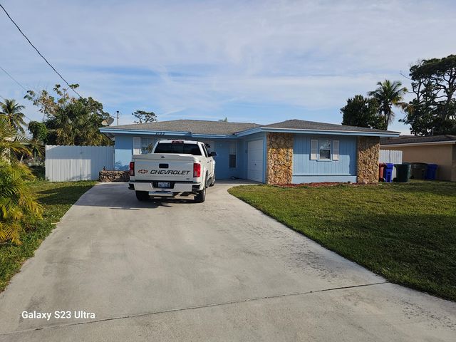 1653 Lowell Ct, Fort Myers, FL 33907