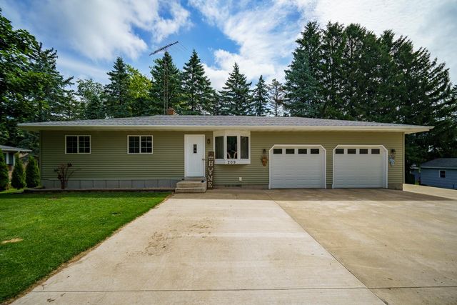 209 Main St, Mount Calvary, WI 53057
