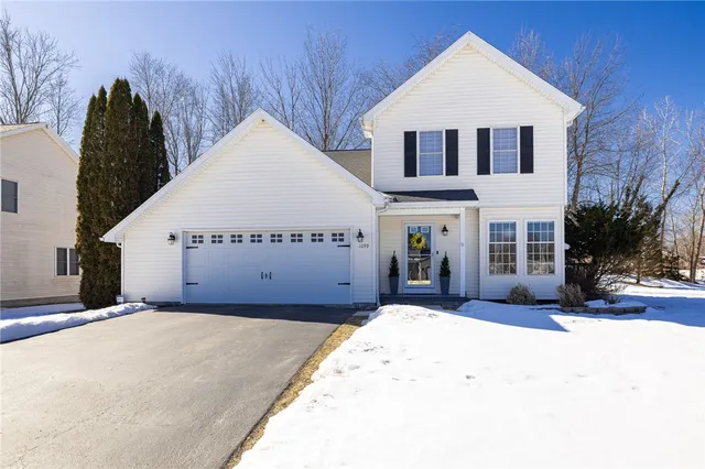1059 Fawn Wood Dr, Webster, NY 14580