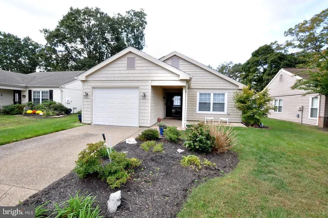 41 New Castle Dr, Southampton, NJ 08088