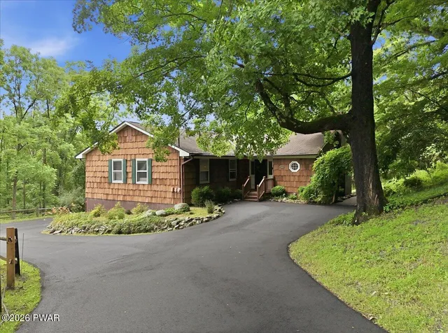 106 Chippy Cole Rd, Milford, PA 18337