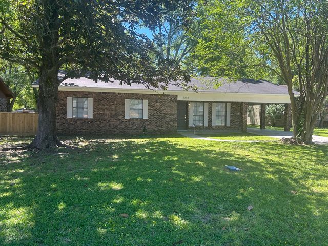 1303 Sally Dr, Picayune, MS 39466