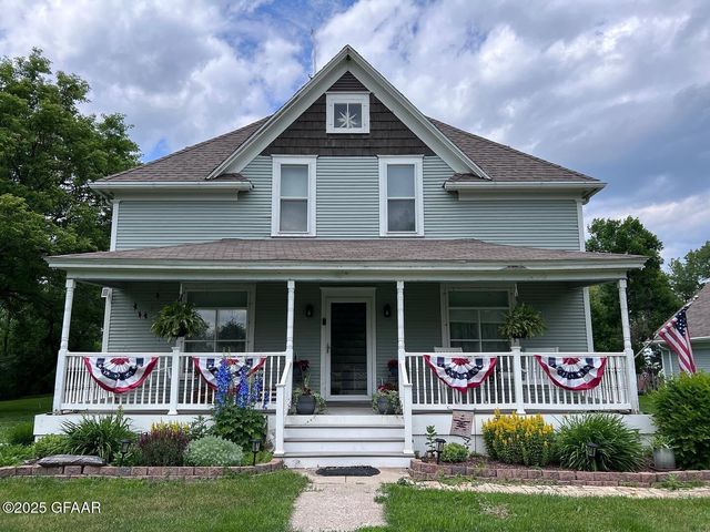 1742 22nd Ave NE, Grand Forks, ND 58203