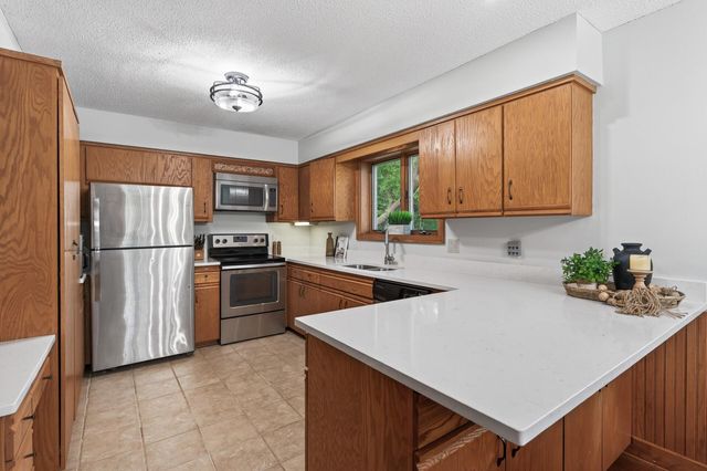23045 Plateau Dr, Lakeville, MN 55044
