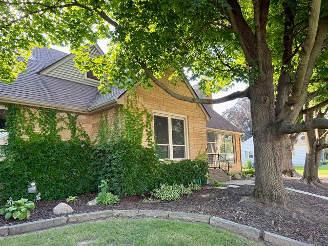 223 Ruth Pl, Clinton, IA 52732