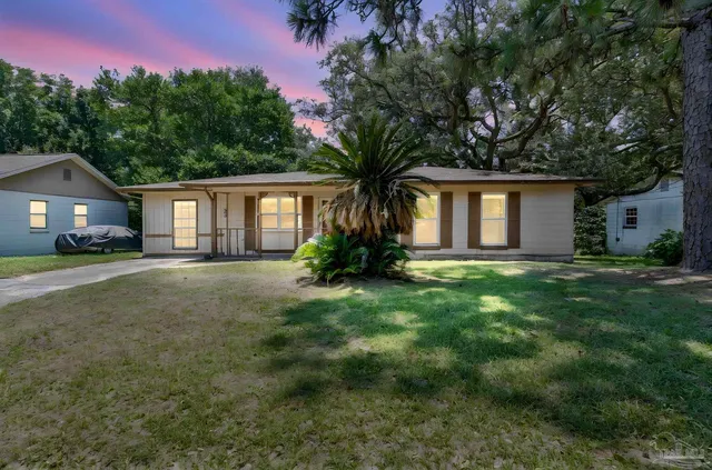 905 Lagoon Dr, Pensacola, FL 32505