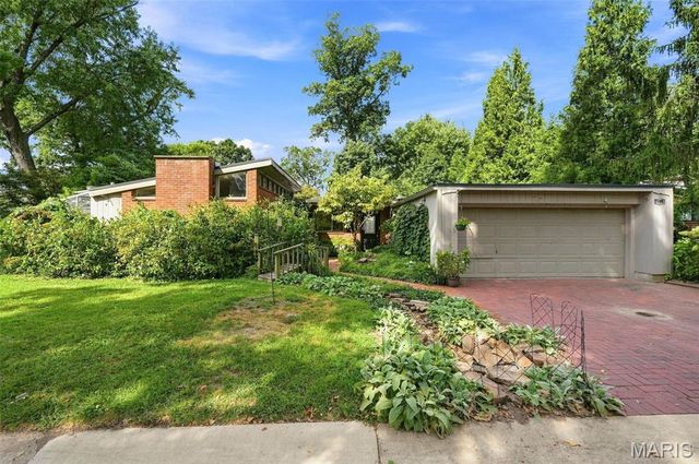2217 Divot Dr, Saint Louis, MO 63131
