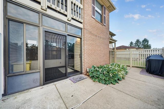 61171 Greenwood Dr, South Lyon, MI 48178