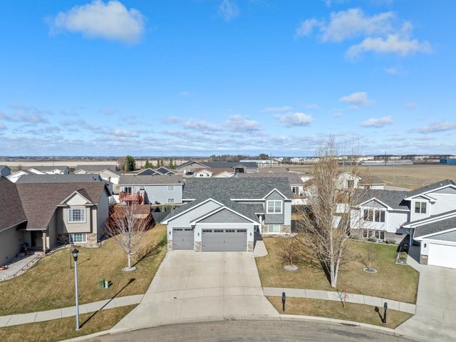 2732 Heritage Dr, Minot, ND 58703