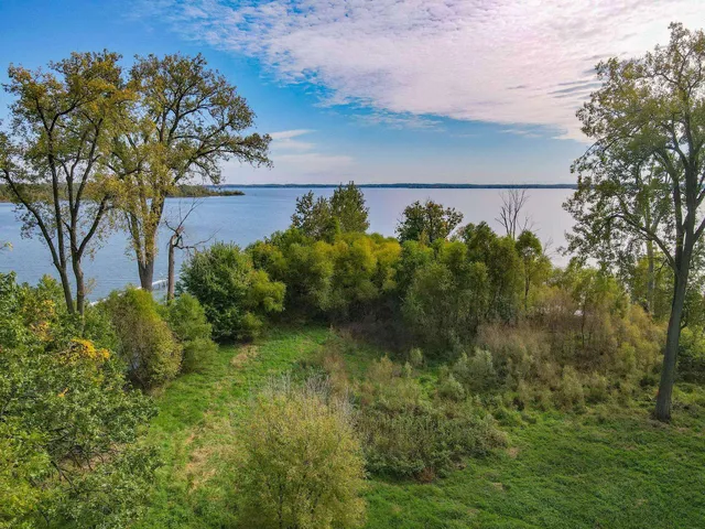 N1068 Lake Dr, Edgerton, WI 53534