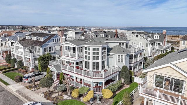 65 10th St E, Avalon, NJ 08202